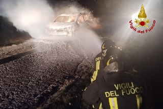 Serra de’ Conti – Auto a fuoco, fiamme spente grazie al liquido schiumogeno
